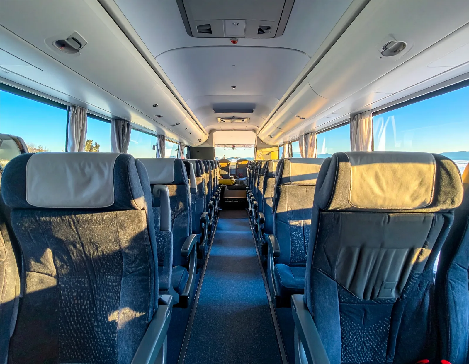 貸切バスの乗車時間中、休憩は何時間おきに入る？頻度と休憩時間の目安を解説