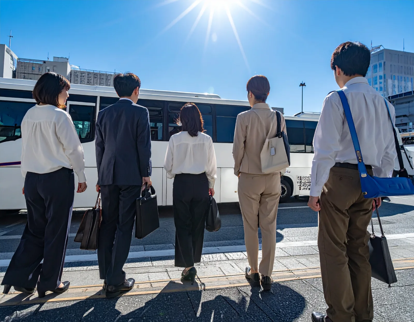 社員旅行の貸切バスガイド|当日の流れと車内の過ごし方