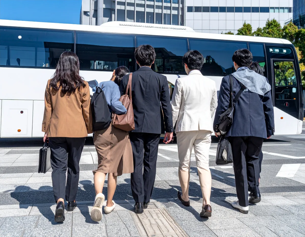 社員旅行の貸切バス、費用感はどう決まるか