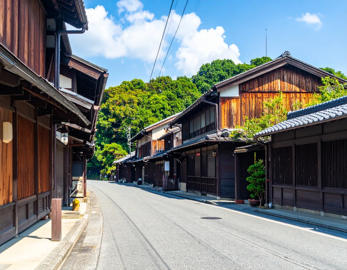 Where Should a Large Bus Load and Unload Near Dejima